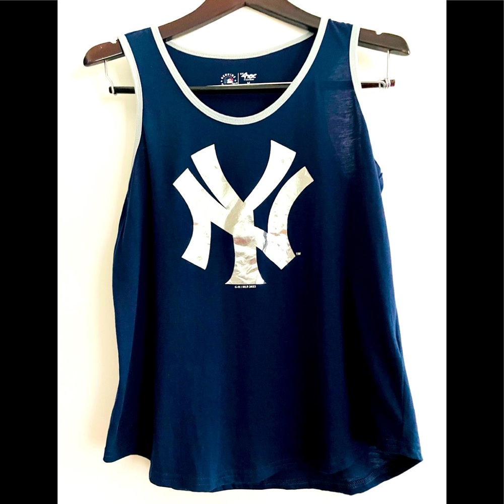 Women's New York Yankees G-III 4Her by Carl Banks Silver Logo Tank Top